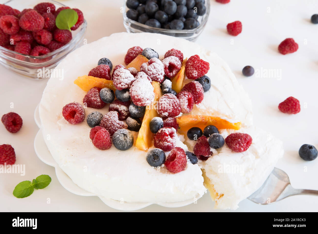 Torta alla frutta con frutti di bosco e pesca Foto Stock