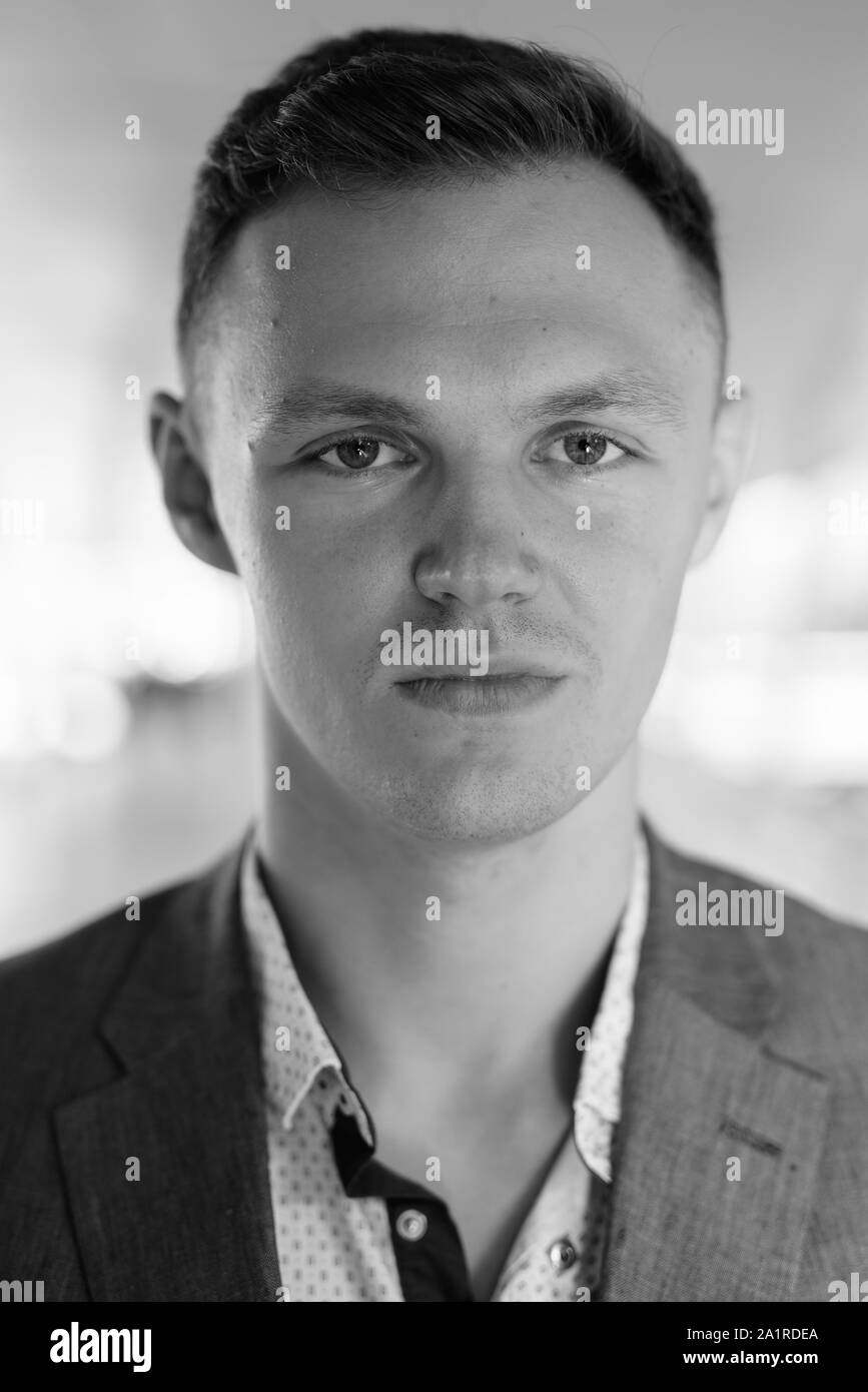 Ritratto di giovane imprenditore bello girato in bianco e nero Foto Stock