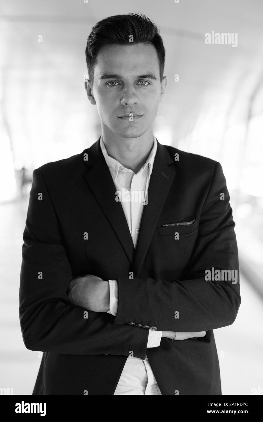 Ritratto di giovane imprenditore bello girato in bianco e nero Foto Stock