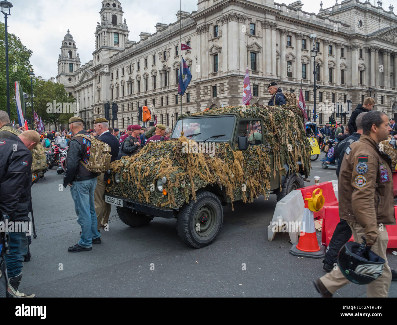 Londra, Regno Unito. 28 Sep, 2019. Centinaia erano venuti a marzo nel funzionamento Zulu, la protesta contro la repressione di 'Soldier F' per l'assassinio dei diritti civili manifestanti a Londonderry su "Bloody Sunday" nel 1972. La piazza del Parlamento è stato inanellato con moto come parte dell'evento che è stato denominato operazione Rolling Thunder. Un piccolo gruppo si trovava su un autoblindo per il 'Moon' al Parlamento. Credito: Peter Marshall / Alamy Live News Foto Stock