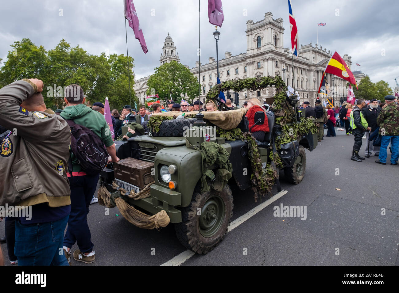 Londra, Regno Unito. 28 Sep, 2019. Centinaia erano venuti a marzo nel funzionamento Zulu, la protesta contro la repressione di 'Soldier F' per l'assassinio dei diritti civili manifestanti a Londonderry su "Bloody Sunday" nel 1972. La piazza del Parlamento è stato inanellato con moto come parte dell'evento che è stato denominato operazione Rolling Thunder. Un piccolo gruppo si trovava su un autoblindo per il 'Moon' al Parlamento. Credito: Peter Marshall / Alamy Live News Foto Stock