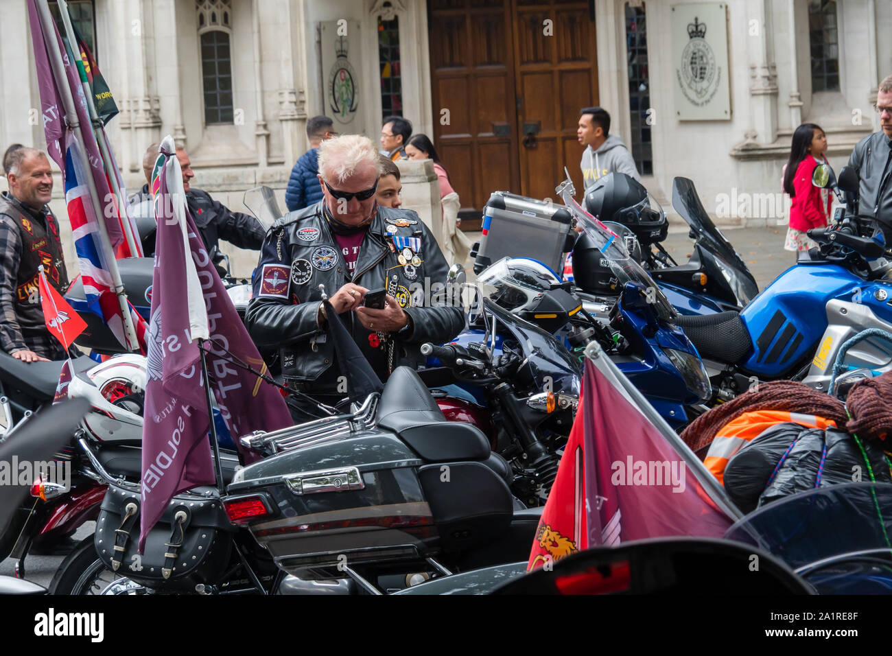 Londra, Regno Unito. 28 Sep, 2019. Centinaia erano venuti a marzo nel funzionamento Zulu, la protesta contro la repressione di 'Soldier F' per l'assassinio dei diritti civili manifestanti a Londonderry su "Bloody Sunday" nel 1972. La piazza del Parlamento è stato inanellato con moto come parte dell'evento che è stato denominato operazione Rolling Thunder. Un piccolo gruppo si trovava su un autoblindo per il 'Moon' al Parlamento. Credito: Peter Marshall / Alamy Live News Foto Stock
