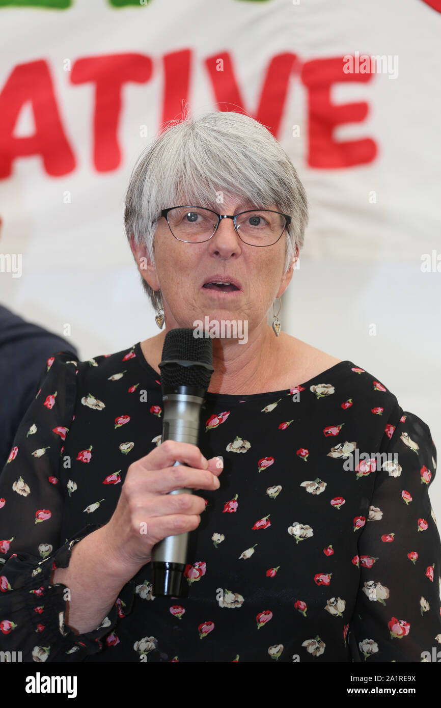 Manchester, Regno Unito. 28 Sep, 2019. I popoli assembly host a fermare la guerra coalizione incontro su "Non attacco Iran' durante il Tory party conference weekend di protesta che si svolgono in città. Gli altoparlanti includono rapper e attivista Lowkey, Northwest MEP Julie Ward, Billy Hayes del CWU unione, Jenny Clegg dalla campagna per il disarmo nucleare e Shabbir Lakha. L incontro è stato presieduto da Terina Hine. Il gruppo dei popoli sono ospita numerosi dibattiti politici nel corso del fine settimana in un tendone eretto nei giardini di Piccadilly, Manchester, Lancashire, Regno Unito. Credito: Barbara Cook/Alamy Live News Foto Stock