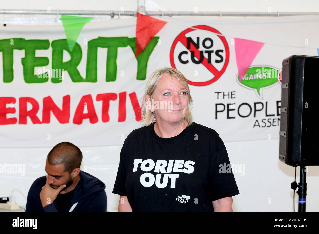 Manchester, Regno Unito. 28 Sep, 2019. I popoli assembly host a fermare la guerra coalizione incontro su "Non attacco Iran' durante il Tory party conference weekend di protesta che si svolgono in città. Gli altoparlanti includono rapper e attivista Lowkey, Northwest MEP Julie Ward, Billy Hayes del CWU unione, Jenny Clegg dalla campagna per il disarmo nucleare e Shabbir Lakha. L incontro è stato presieduto da Terina Hine. Il gruppo dei popoli sono ospita numerosi dibattiti politici nel corso del fine settimana in un tendone eretto nei giardini di Piccadilly, Manchester, Lancashire, Regno Unito. Credito: Barbara Cook/Alamy Live News Foto Stock