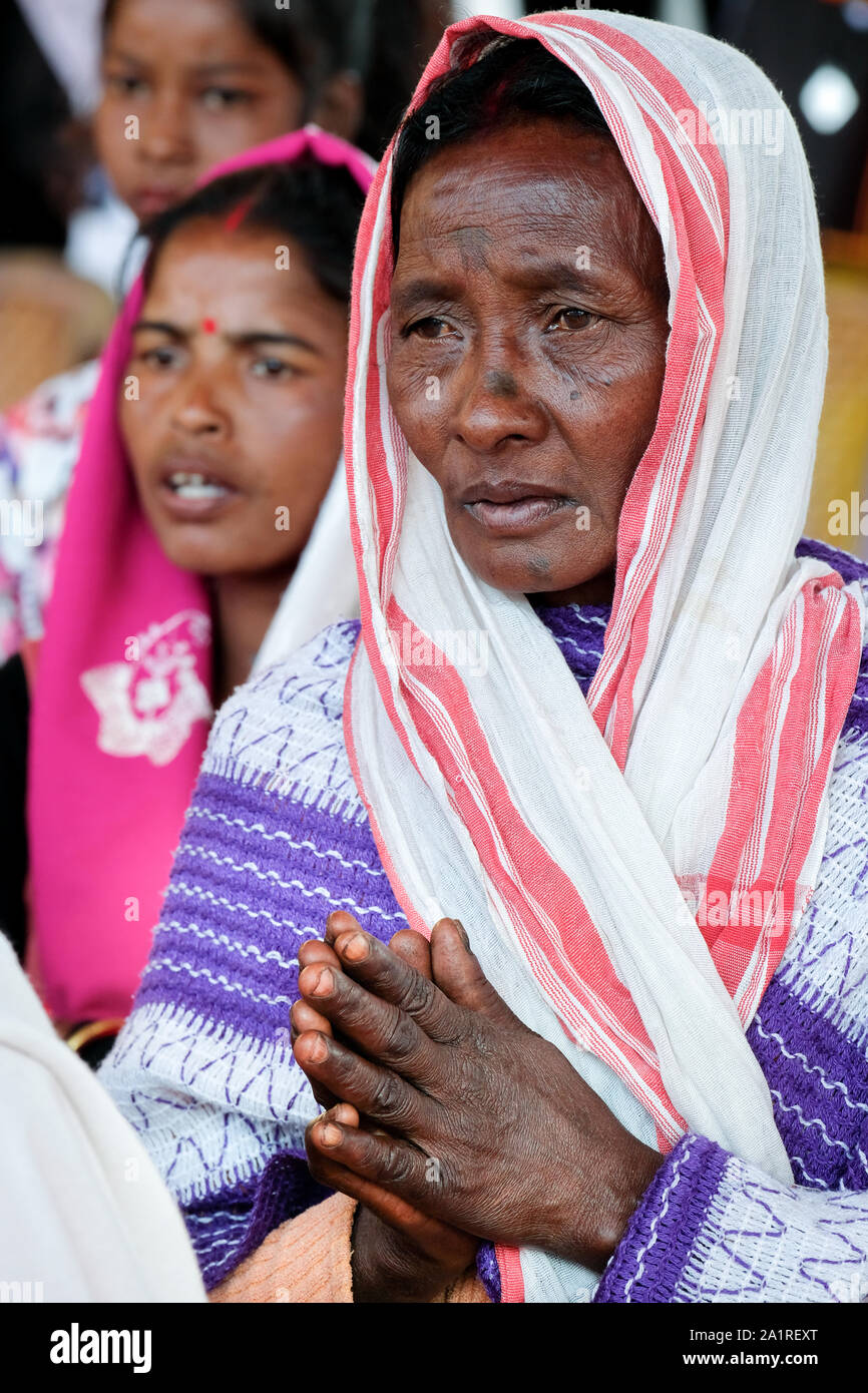 I fedeli cristiani durante un open air servizio cattolica nel villaggio Balipara, stato di Assam, Indien Foto Stock