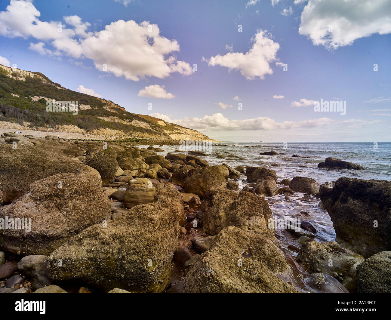 Paesaggio, massi sulla spiaggia naturista di Covehurst Bay, East Sussex, Inghilterra, Regno Unito, Europa Foto Stock