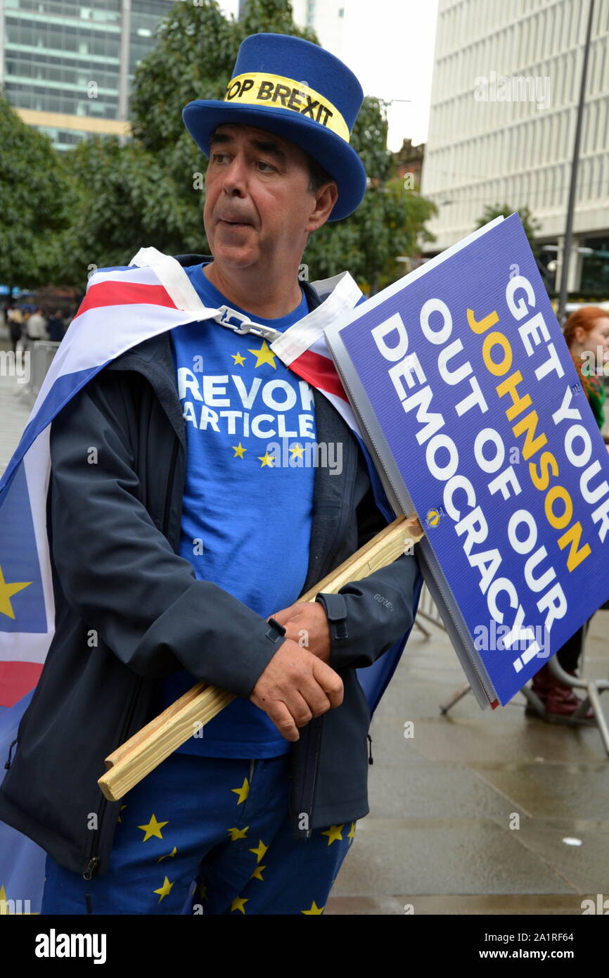 Dimostratore Anti-Brexit Stephen Bray proteste al di fuori del sito del Congresso del Partito conservatore, 2019, Manchester, Regno Unito, come si prepara ad iniziare con una forte presenza della polizia e alcuni manifestanti come il dibattito circa Brexit raggiunge un culmine. Foto Stock