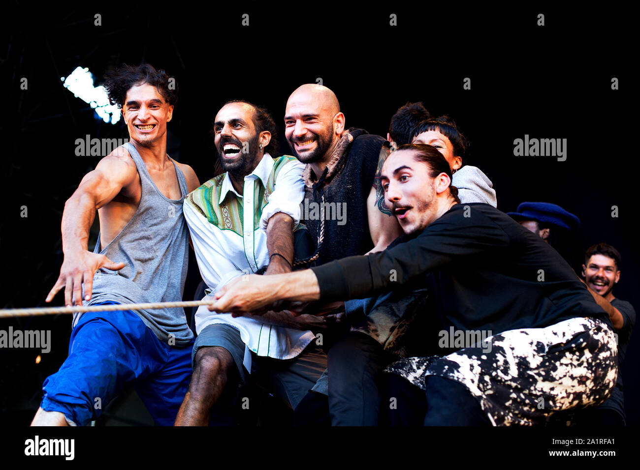 Ballerini rimorchiatore gioco di guerra con il pubblico alla fine di una mostra. Foto Stock