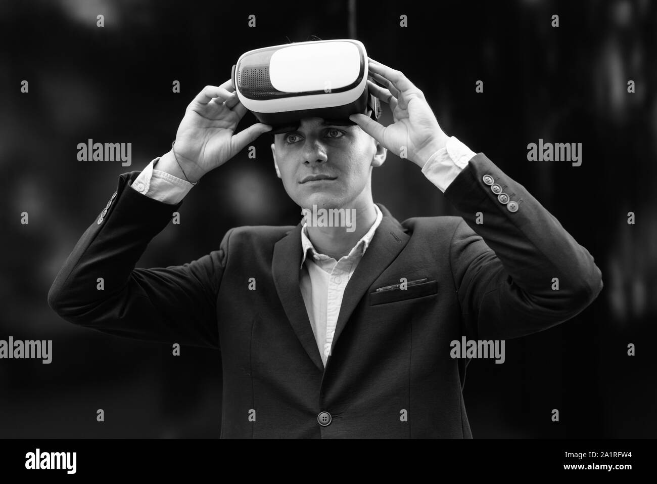 Imprenditore utilizzando occhiali VR per realtà virtuale in città Foto Stock