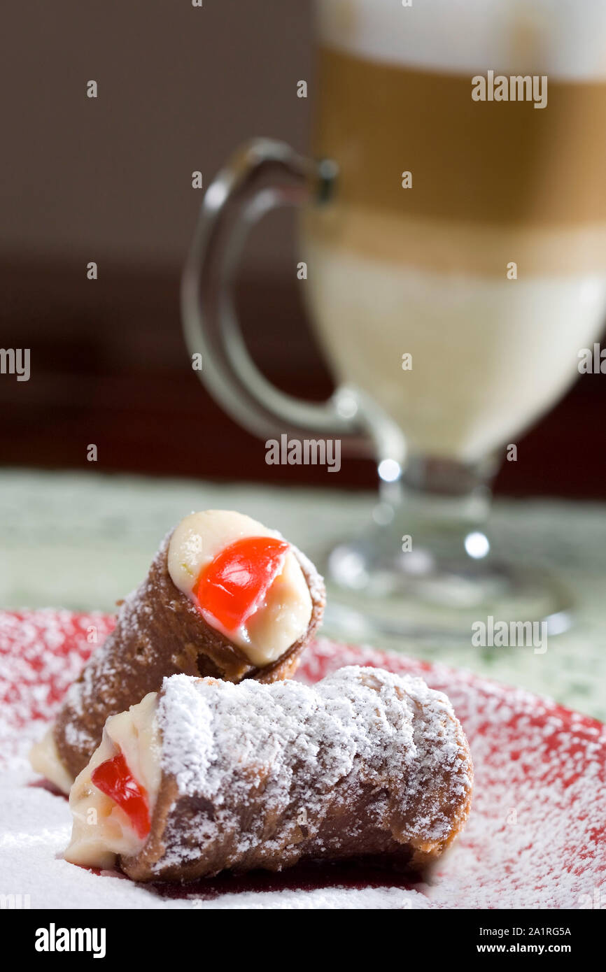 Cannoli dessert tipici della cucina italiana, ripieni di formaggio recotes e conserva di frutta Foto Stock