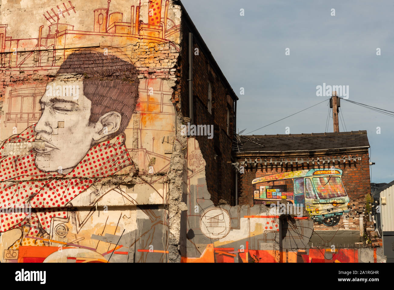 Arte di strada da Elphone (pittore/illustratore) su una parete off Slater Street, Liverpool, dipinta come parte del murale di contrasto Fest 2018. Foto Stock