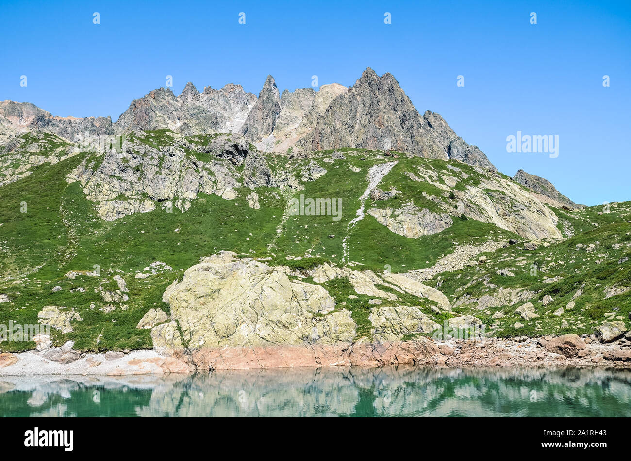 Bellissimo Lac de Cheserys, Lago Cheserys vicino a Chamonix-Mont-Blanc nelle Alpi francesi. Incredibile lago con le colline rocciose in background. Francia montagne, Tour du Mont Blanc. Gli sfondi di natura. Foto Stock