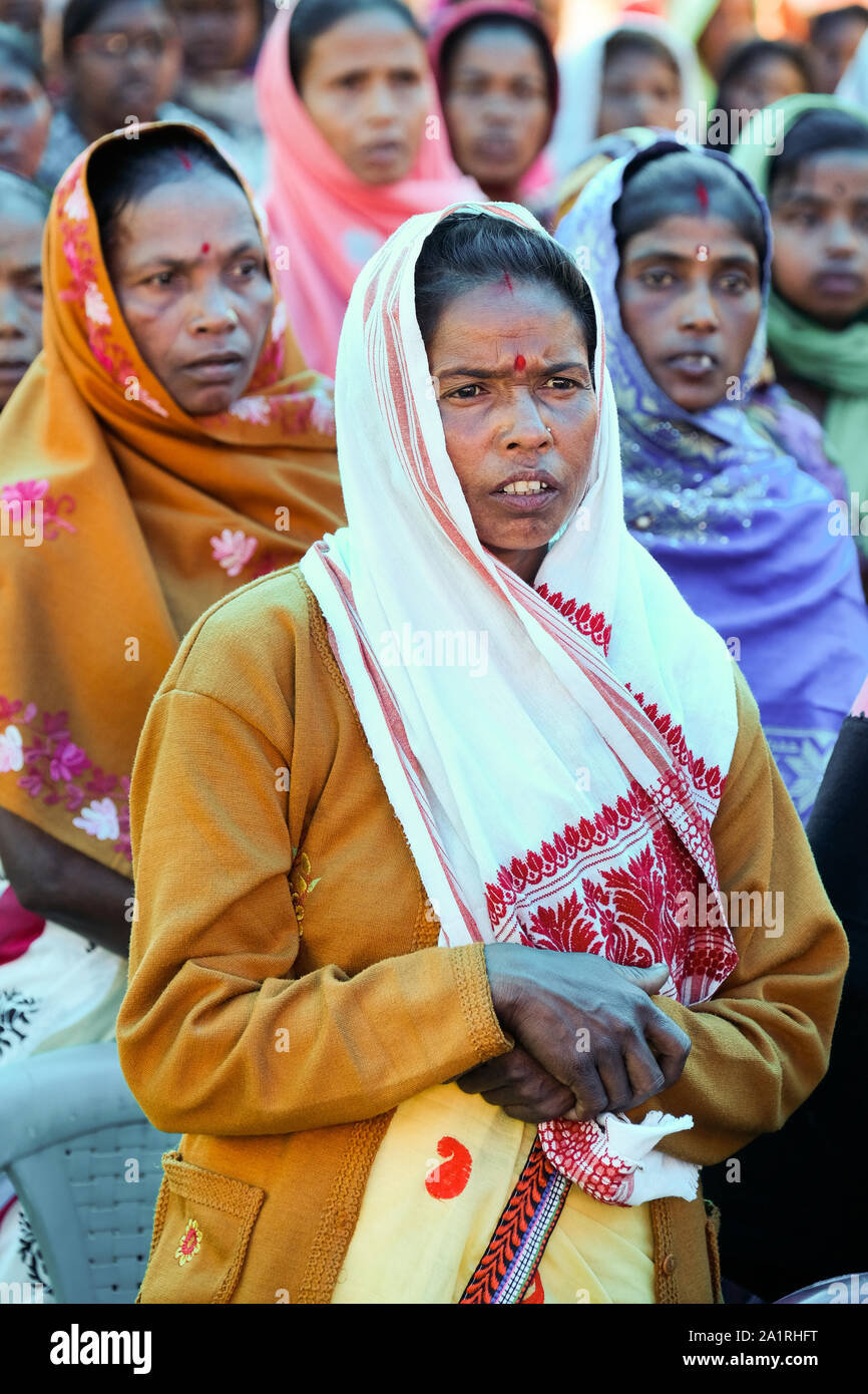 I fedeli cristiani durante un open air servizio cattolica nel villaggio Amdanga, stato di Assam, in India Foto Stock