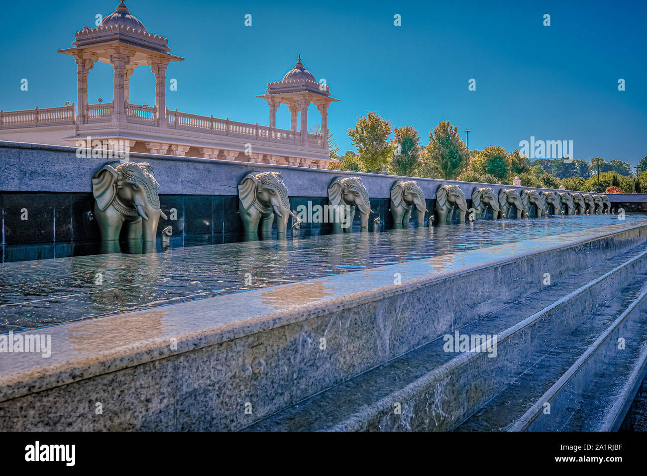 Oro elefanti nella fontana di un Indù Templ Foto Stock