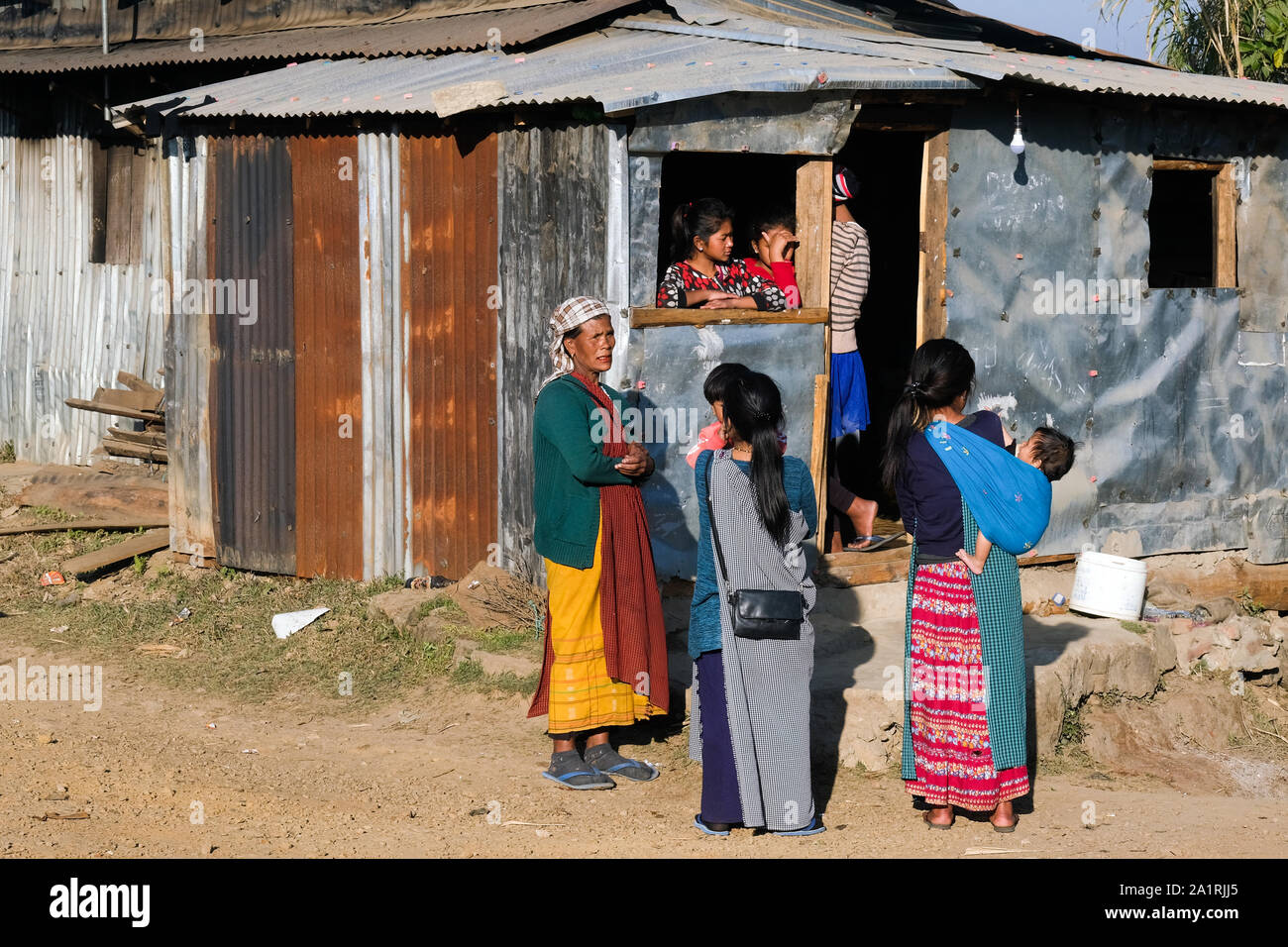 Lamiera di ferro di capanne nel villaggio di Yongkaloh nello stato di Meghalaya, nel Nordest dell India Foto Stock