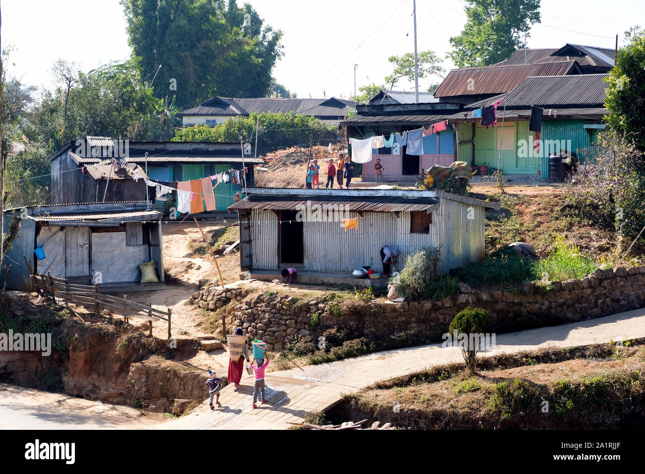 Lamiera di ferro di capanne nel villaggio di Yongkaloh nello stato di Meghalaya, nel Nordest dell India Foto Stock