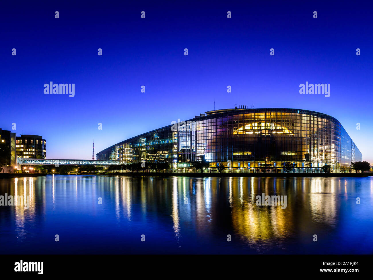 Vista del tramonto a blue ora della facciata di vetro e passerella dell'edificio Louise Weiss a Strasburgo la sede del Parlamento europeo a Strasburgo, in Francia. Foto Stock