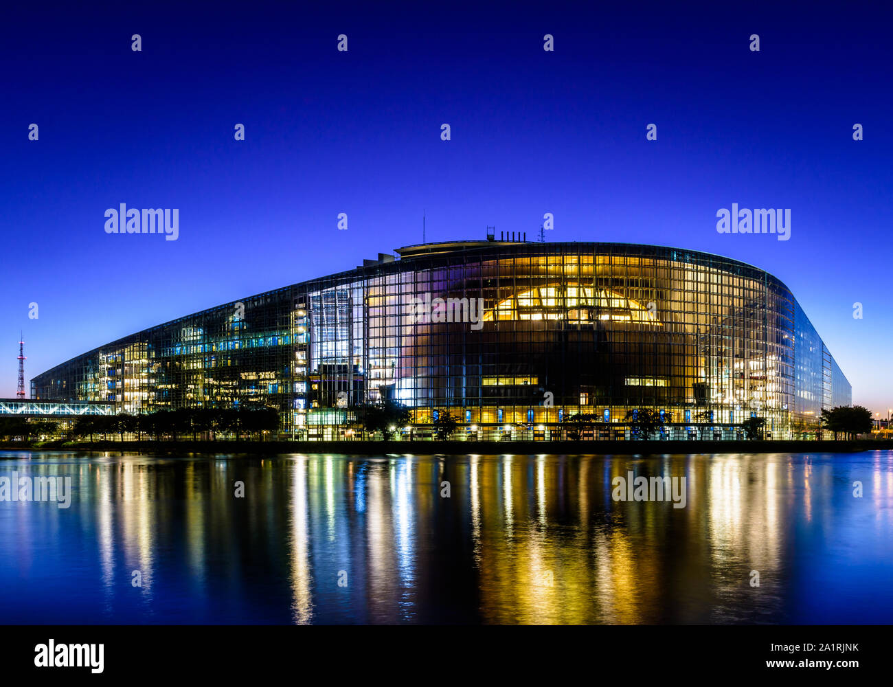 Vista del tramonto a blue ora di facciata in vetro dell'edificio Louise Weiss a Strasburgo la sede del Parlamento europeo a Strasburgo, in Francia. Foto Stock
