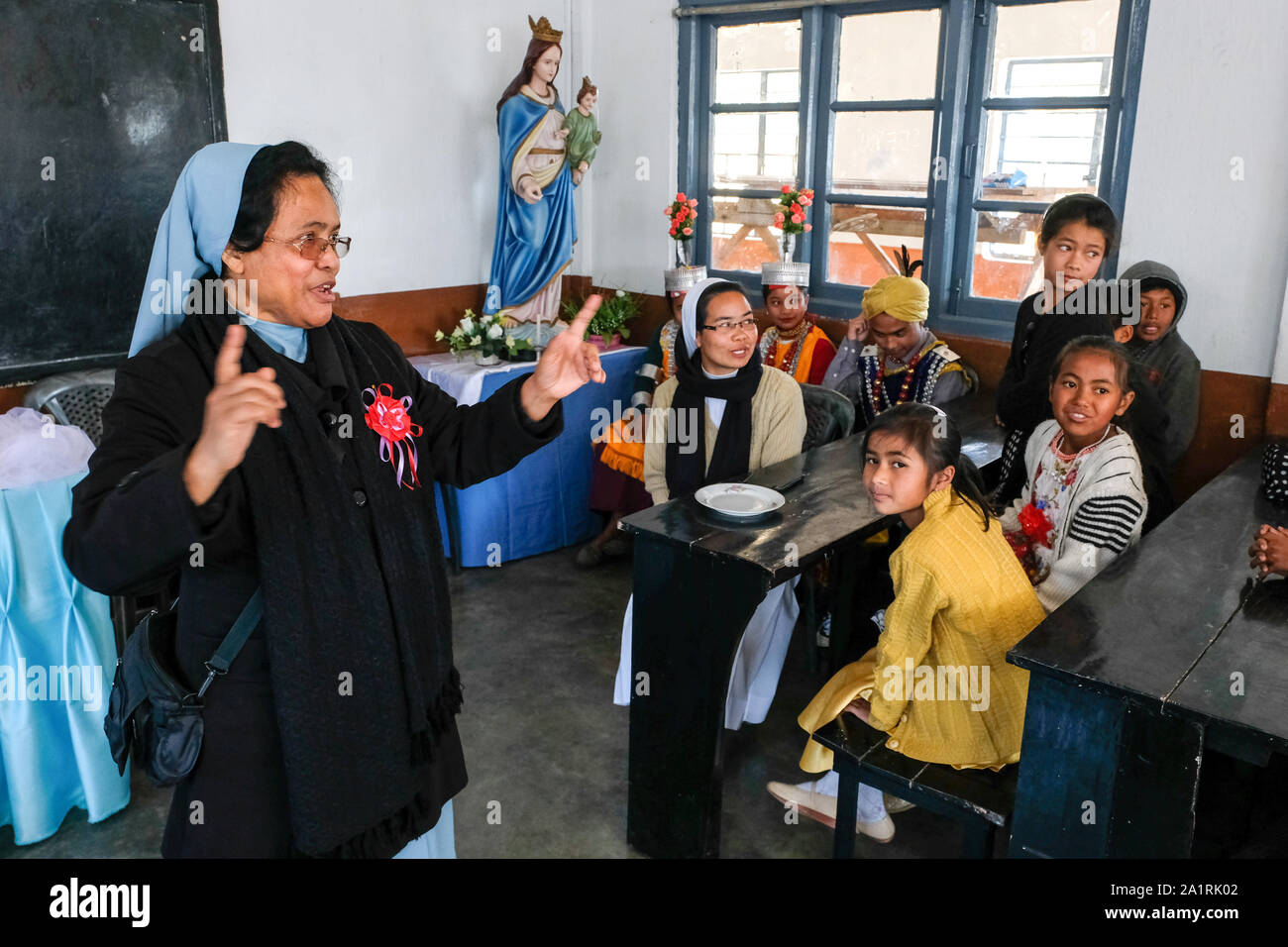 Suora cattolica partecipa a una riunione comunitaria nel villaggio di Mairang. Stato di Meghalaya, Nordest dell India Foto Stock