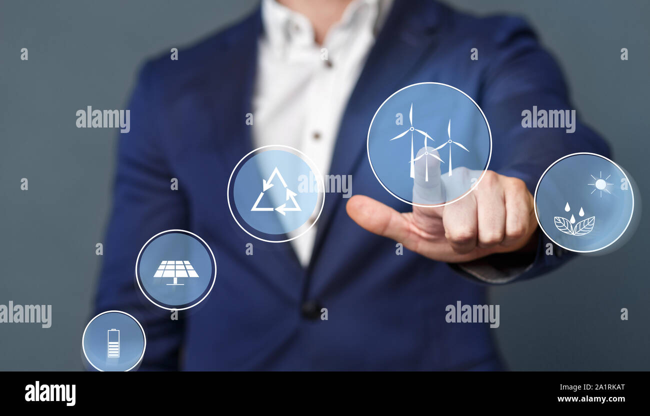 Imprenditore spingendo il pulsante virtuale con icona di mulino a vento Foto Stock