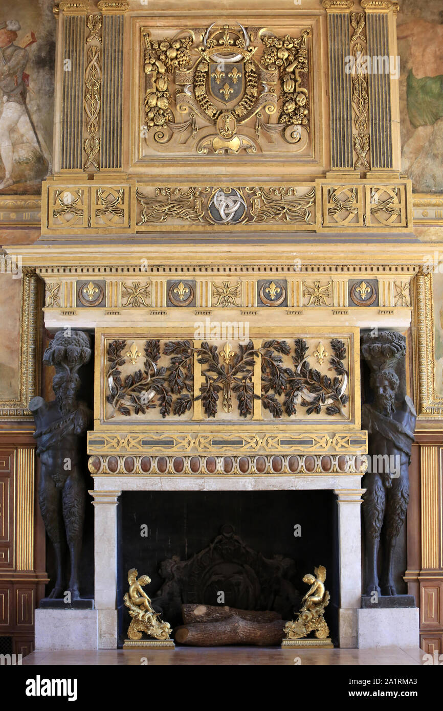 La cheminée de la salle de Bal dessinée par Philibert Delorme. Galleria Henri II. Château de Fontainebleau. Senna e Marna. Francia. Europa. Foto Stock