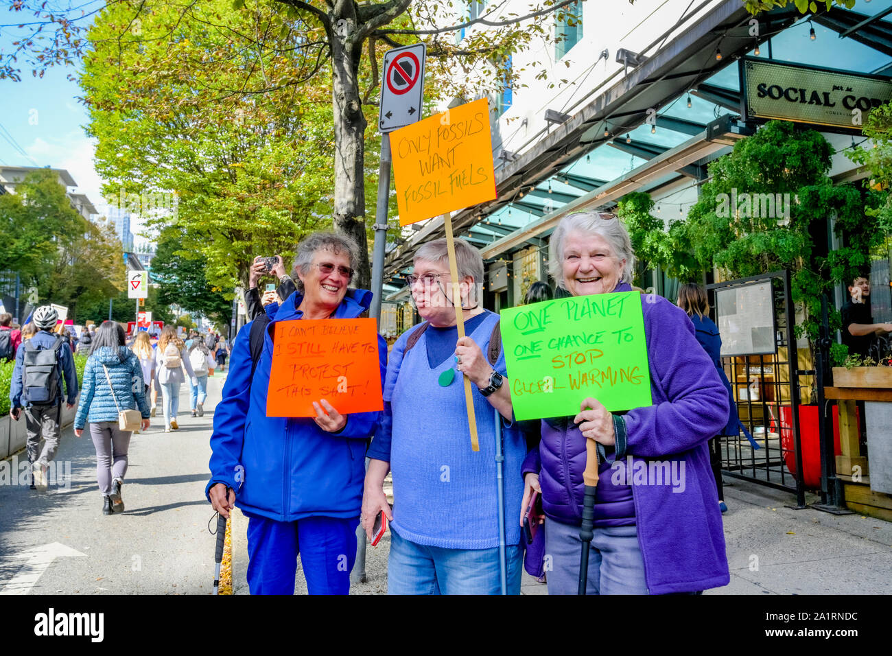 I cittadini anziani a led della gioventù, clima globale sciopero, Vancouver, British Columbia, Canada Foto Stock