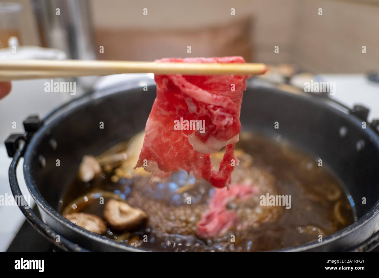 Azienda di carne con baguette Foto Stock