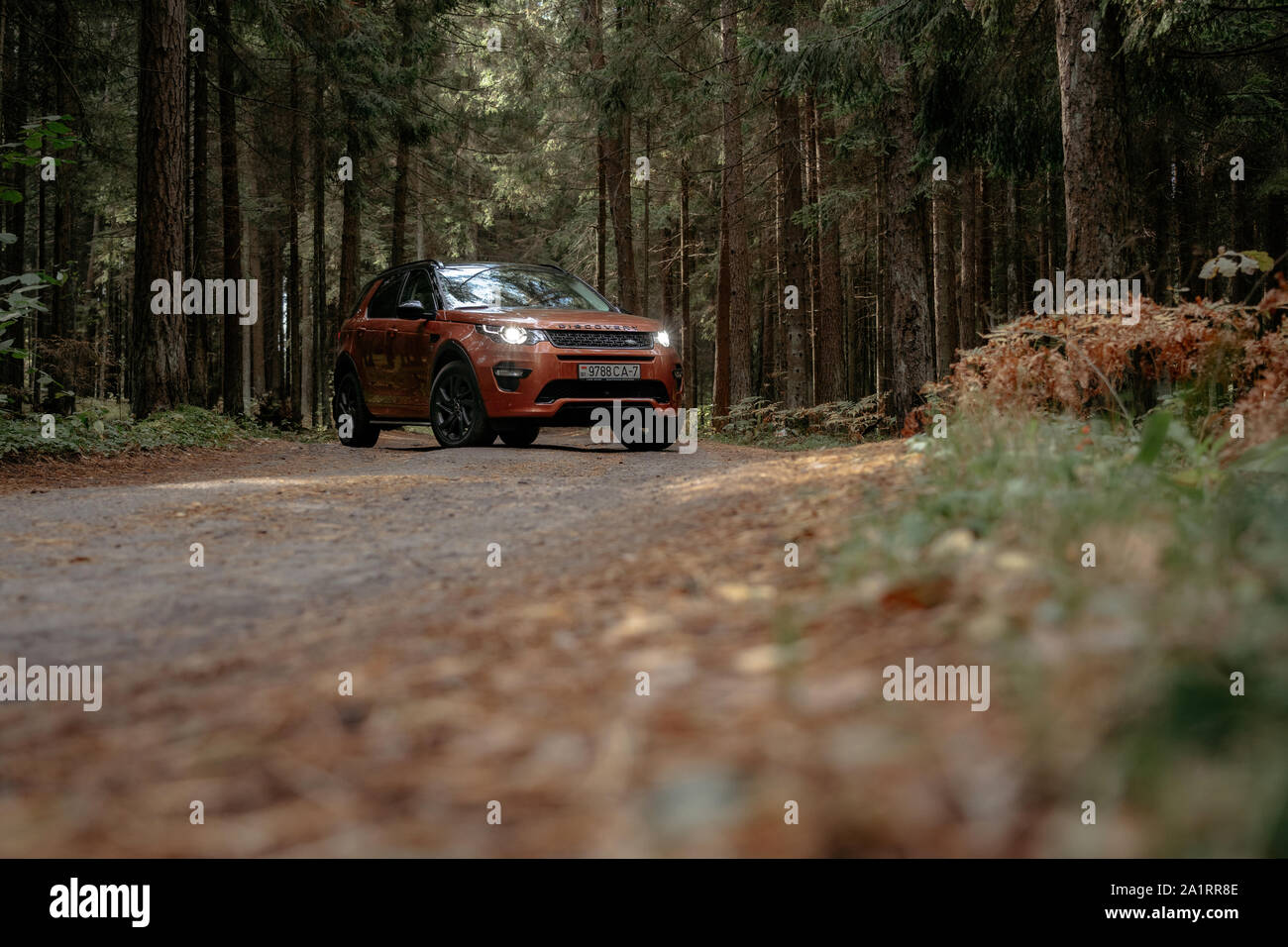 Minsk, Bielorussia - 24 Settembre 2019: Land Rover Discovery Sport sulla strada icountry n autunno paesaggio forestale. Foto Stock