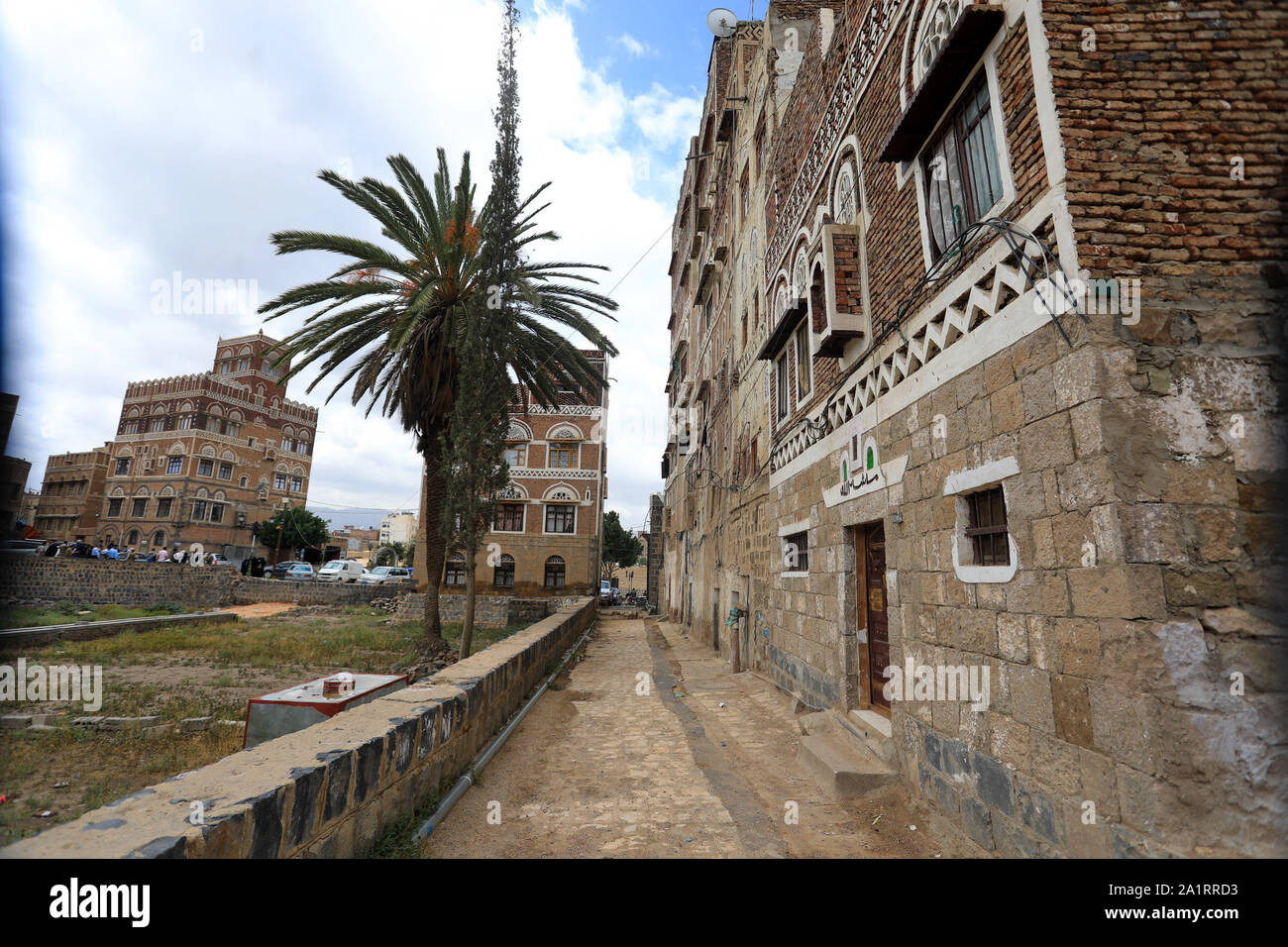 Una vista del vecchio edificio città della capitale yemenita Sanaa il 28 settembre 2019. Foto Stock