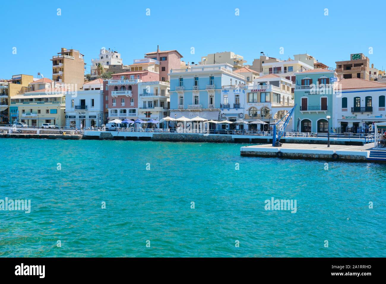 Grecia Creta, Agios Nikolaos. 09-09-2019. Mare Mediterraneo cittadina di Agios Nikolaos a Mirabello Bay. Foto Stock