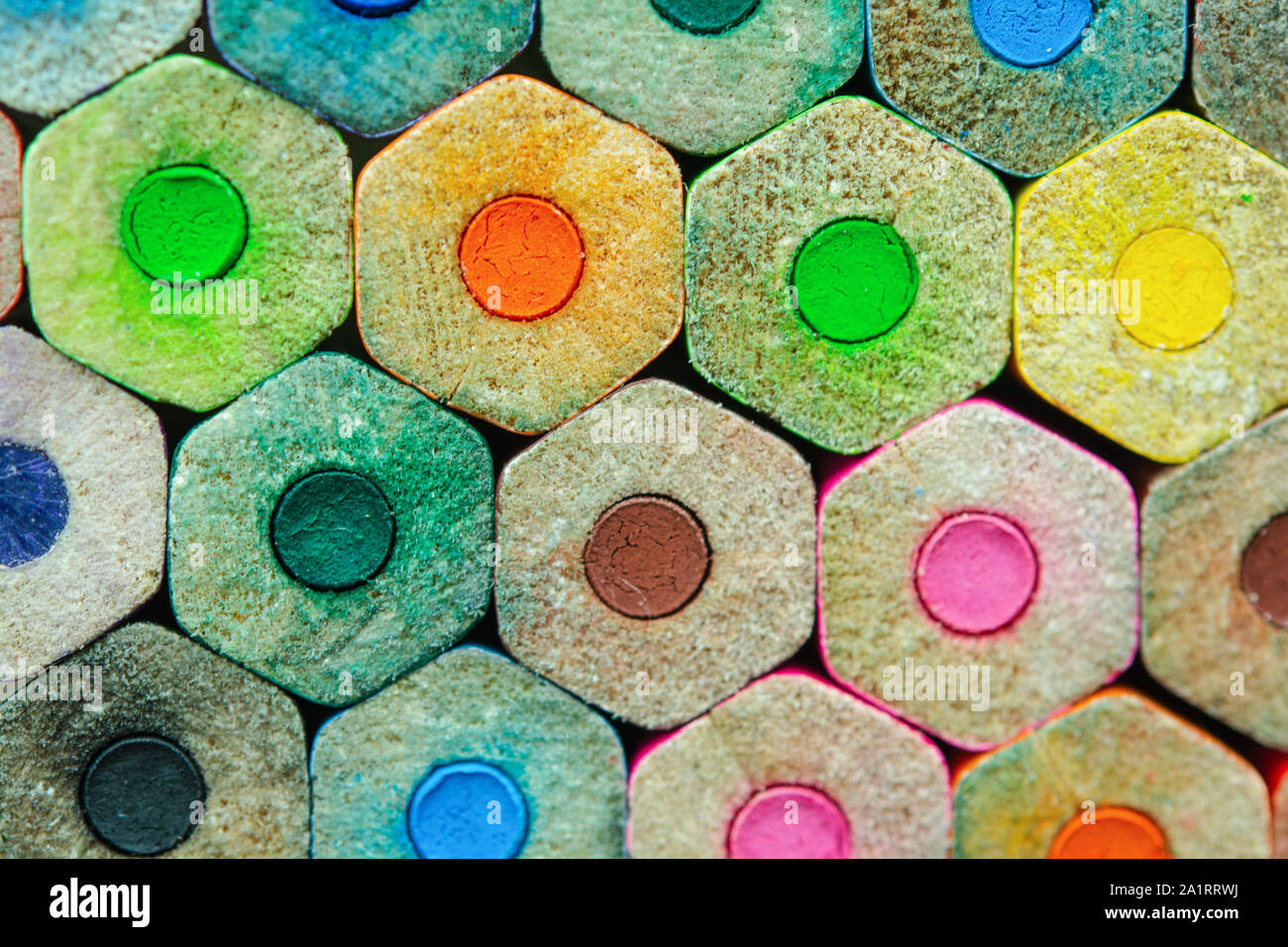 Vicino la pila di matite colorate sullo sfondo. Foto Stock