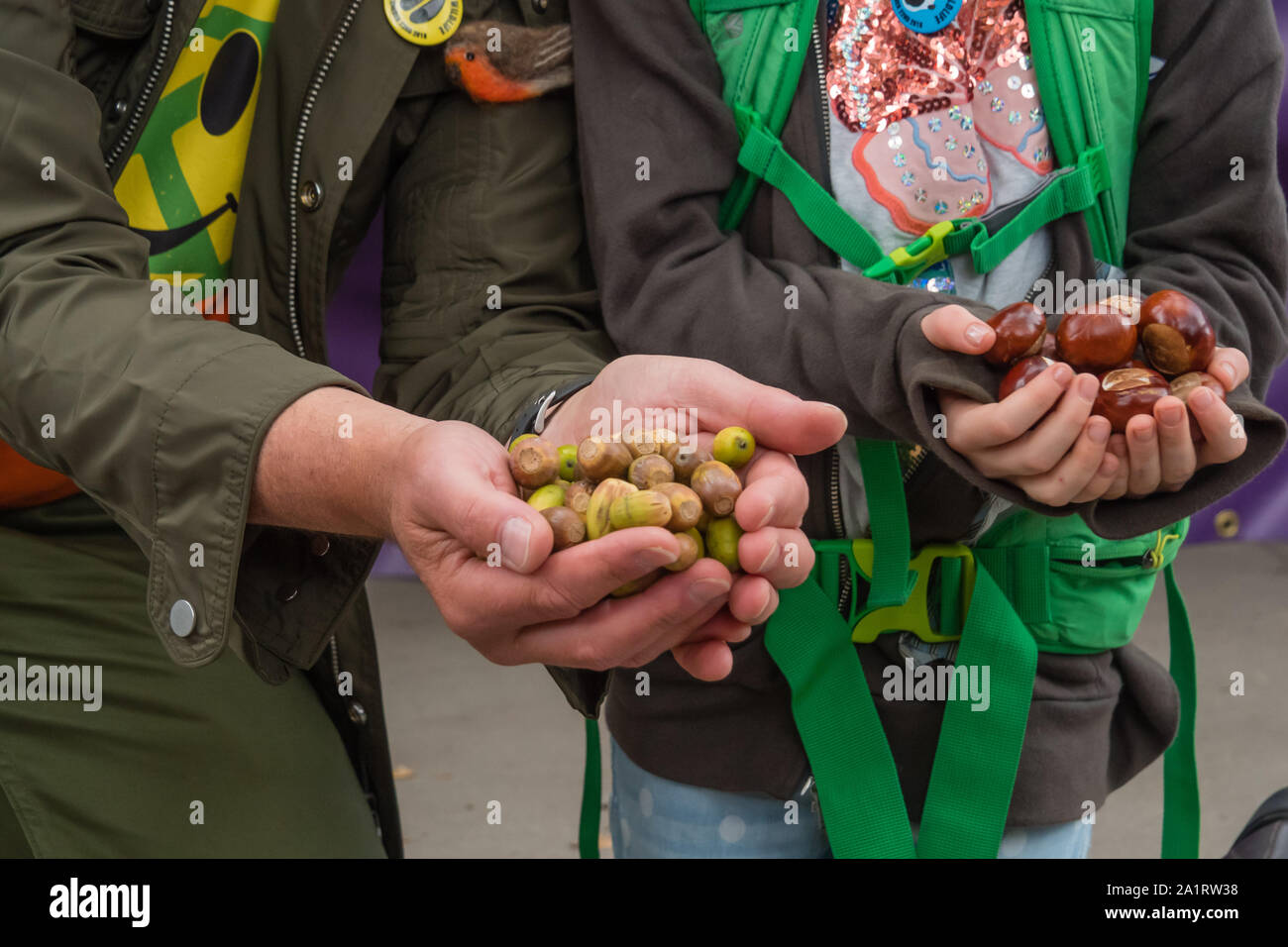 Londra, Regno Unito. Il 28 settembre 2019. Chris Packham detiene ghiande e un giovane manifestante conkers alla protesta "Euston: abbiamo un problema' guidata da e la Woodland Trust contro questa distruzione insensata di insostituibile ecosistemi preziosi. Benché il futuro del HS2 progetto alta velocità ora è dubbia, la distruzione di antichi boschi sul suo percorso è ancora andare avanti. Sud Cubbington legno, a causa di essere distrutto il 9 ottobre è uno dei 30 classificati antichi boschi tra un totale di 108 boschi per essere interamente o parzialmente perso per HS2. Peter Marshall / Alamy Live News Foto Stock