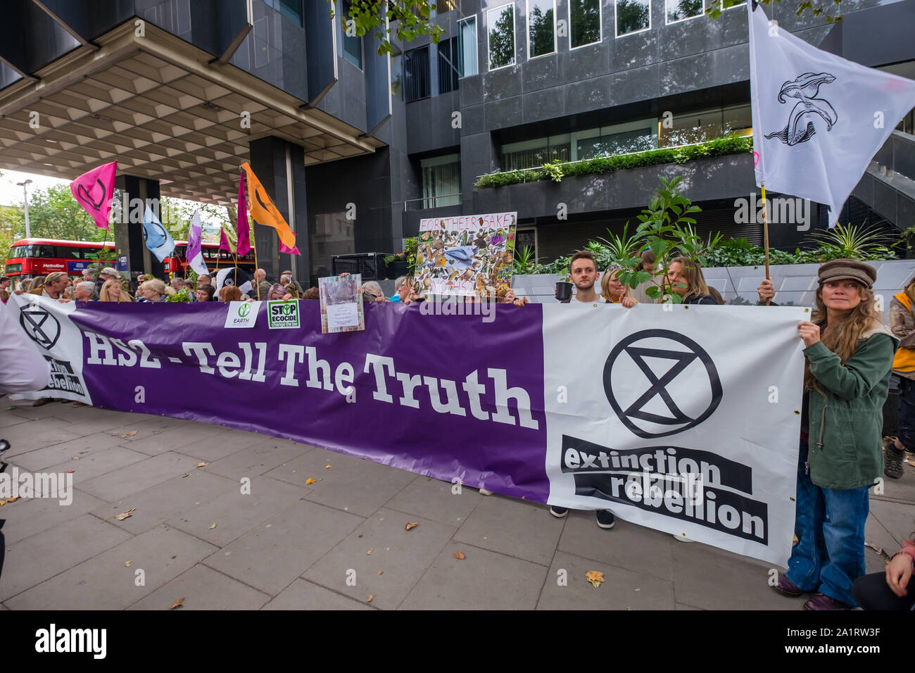 Londra, Regno Unito. Il 28 settembre 2019. Estinzione della ribellione banner 'HS2 - dite la verità' a protestare " Euston: abbiamo un problema' guidata da Chris Packham e la Woodland Trust contro questa distruzione insensata di insostituibile ecosistemi preziosi. Benché il futuro del HS2 progetto alta velocità ora è dubbia, la distruzione di antichi boschi sul suo percorso è ancora andare avanti. Sud Cubbington legno, a causa di essere distrutto il 9 ottobre è uno dei 30 classificati antichi boschi tra un totale di 108 boschi per essere interamente o parzialmente perso per HS2. Peter Marshall / Alamy Live News Foto Stock