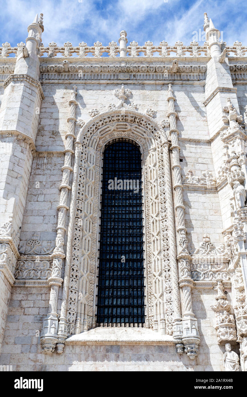 Dettaglio delle grandi finestre fiancheggianti ciascun lato del portale sud del XVI secolo in stile gotico monastero Jeronimos dell Ordine di San Girolamo vicino a th Foto Stock
