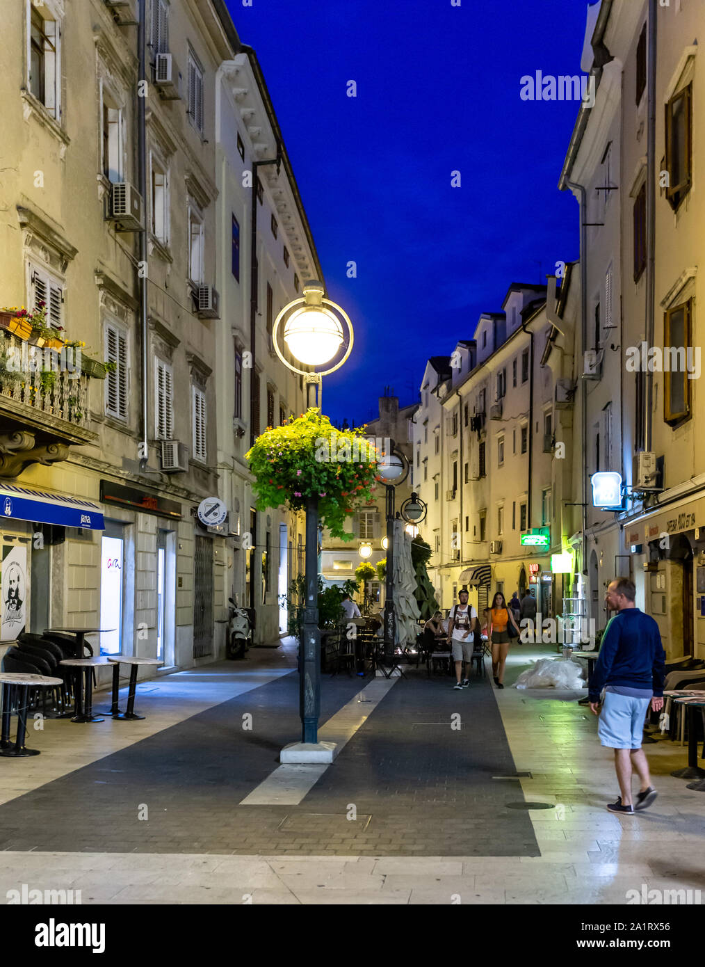 Una tipica strada dello shopping accesa su una serata estiva nel centro di Rijeka, Croazia 2019. Foto Stock