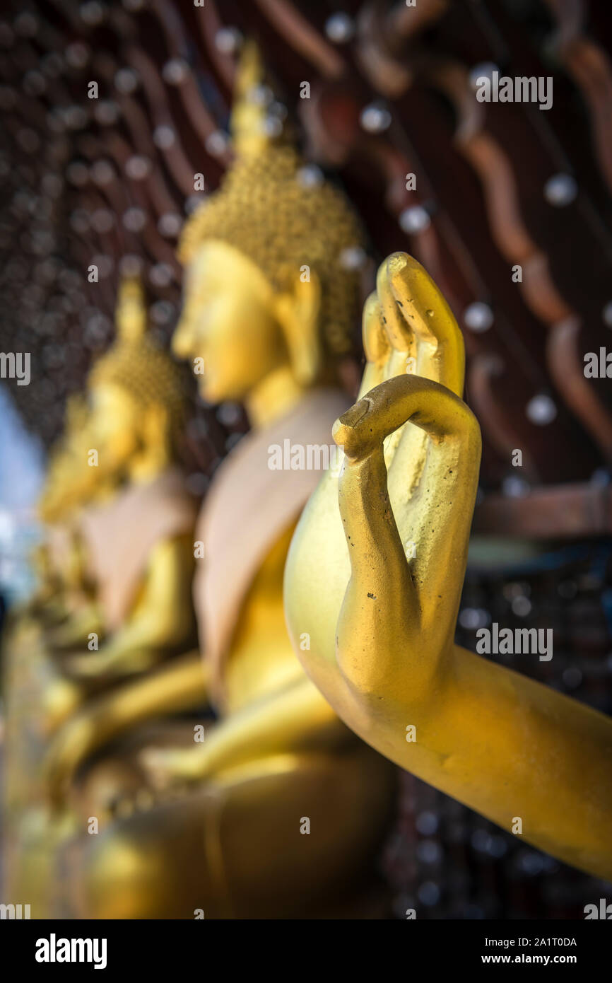 Statue buddiste al Seema Malaka tempio sul lago di Beira si siede in un contesto di sviluppo urbano in Sri Lanka capitale di Columbo. Foto Stock