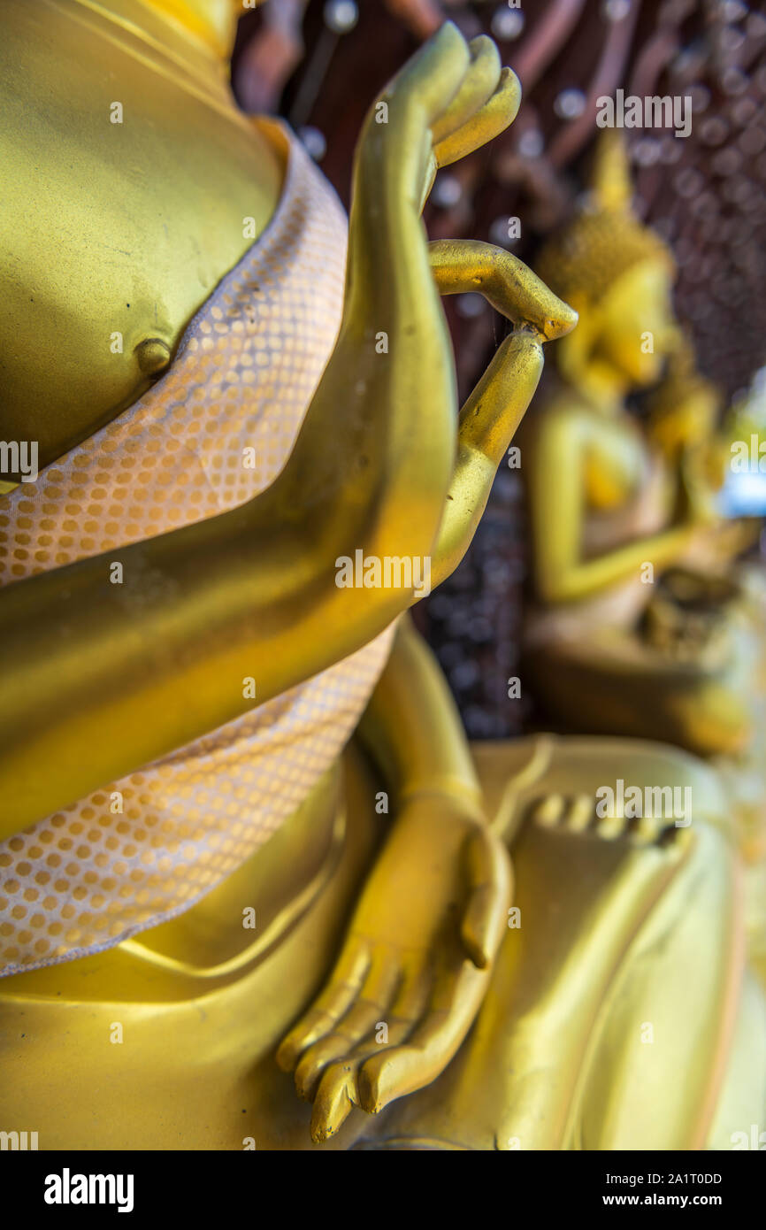 Statue buddiste al Seema Malaka tempio sul lago di Beira si siede in un contesto di sviluppo urbano in Sri Lanka capitale di Columbo. Foto Stock