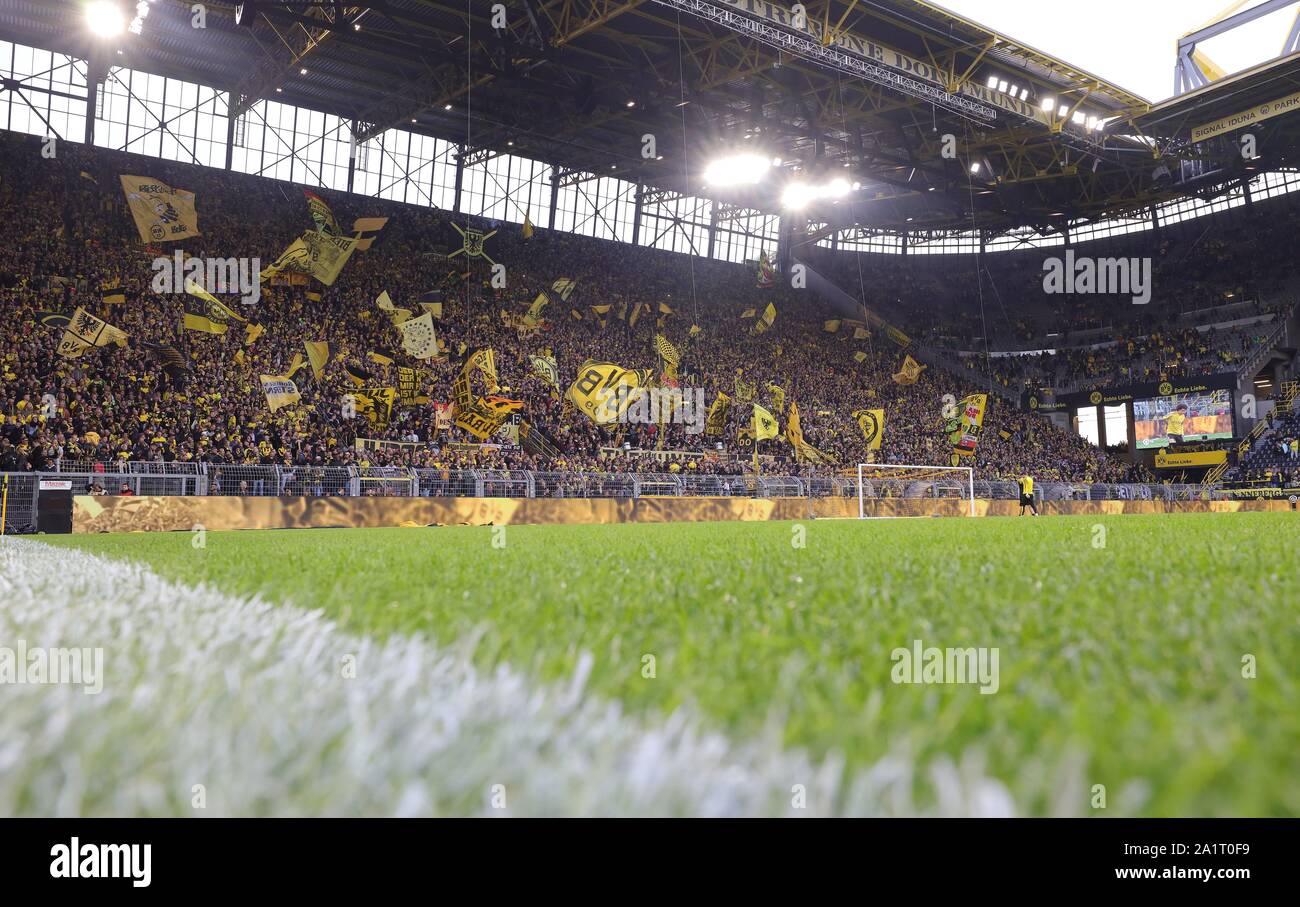 Dortmund, Germania. 28 Sep, 2019. firo: 28.09.2019, calcio, 1.Bundesliga, stagione 2019/2020, BVB, Borussia Dortmund - SV Werder Bremen 2: 2 BVB ventole, Sudtribune, massa prospettiva, depositante, passo, emarginare | Utilizzo di credito in tutto il mondo: dpa/Alamy Live News Foto Stock