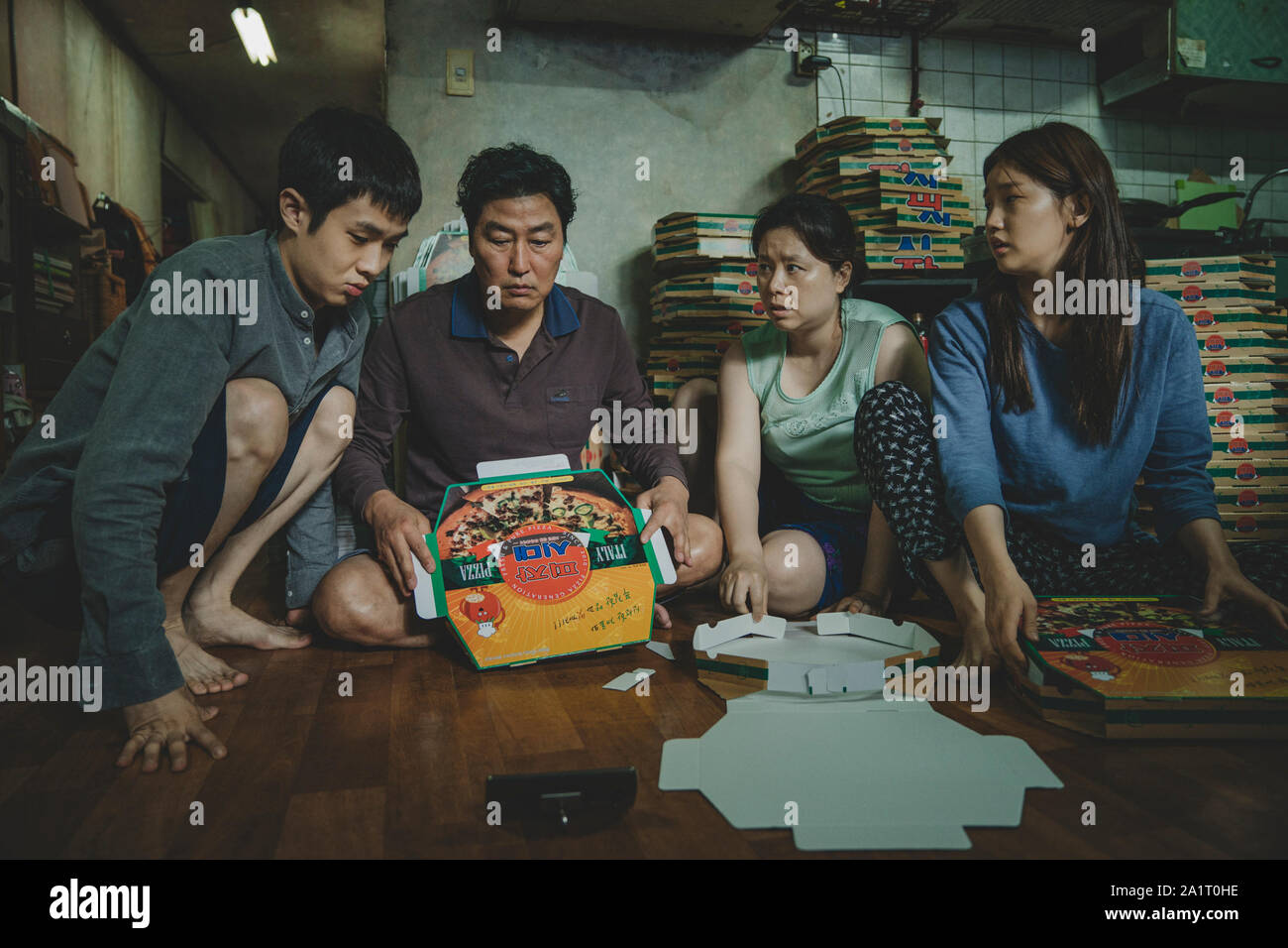 Data di rilascio: maggio 30, 2019 Titolo: parassita DI STUDIO: Neon direttore: JOON-HO BONG trama: tutti i disoccupati, Ki-taek la famiglia prende il peculiare interesse per i ricchi e glamour parchi per il loro sostentamento fino a impigliarsi in un incidente inatteso. STARRING: Woo-sik CHOI, KANG-HO SONG HYE-JIN JANG, così-DAM PARK. (Credito Immagine: © Neon/Entertainment Immagini) Foto Stock