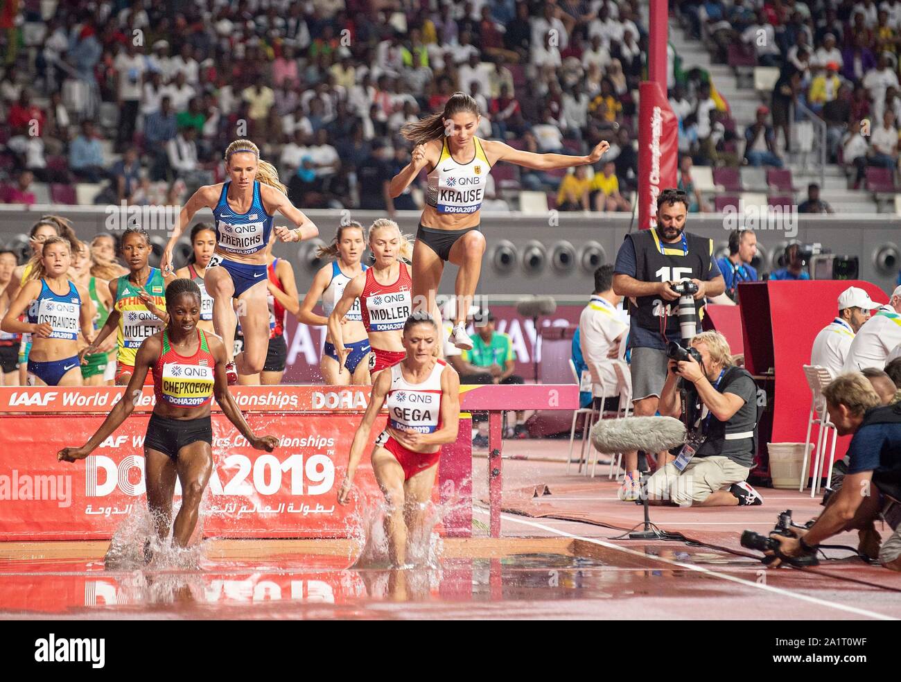 Doha, Katar. Il 27 settembre, 2019. La Gesa Felicitas KRAUSE r. (Germania) Aktion im Pulk am Wassergraben, l. Beatrice Chepkoech (KEN), 3000m donna ostacolo, Round 1, su 27.09.2019 mondiali di atletica 2019 a Doha/Qatar, dal 27.09. - 10.10.2019. | Utilizzo di credito in tutto il mondo: dpa/Alamy Live News Foto Stock