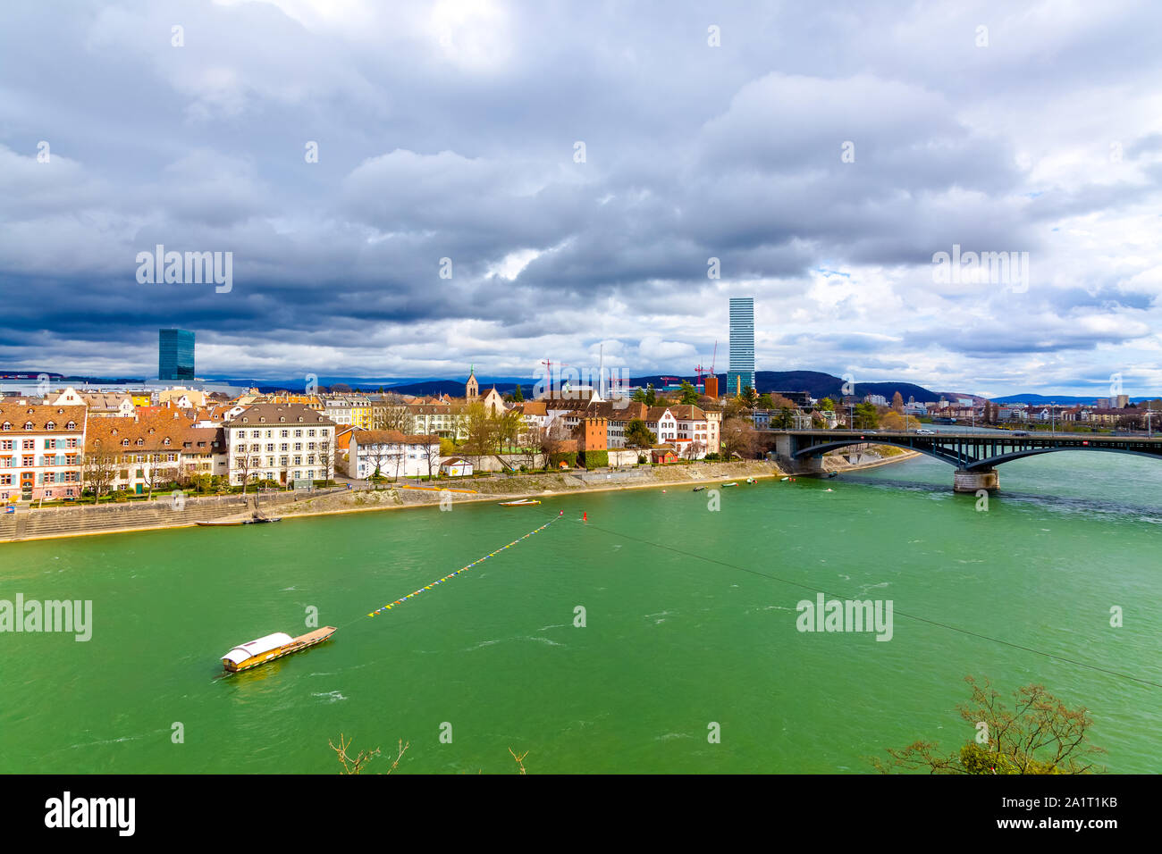 Architettura di Basilea lungo il fiume Reno e il fiume che attraversa a Basilea in Svizzera. Foto Stock