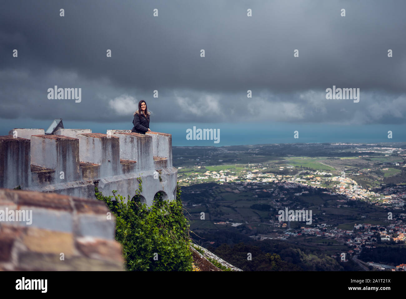 Giovane donna di contemplare il paesaggio dal Palacio da Pena di Sintra, Portogallo Foto Stock