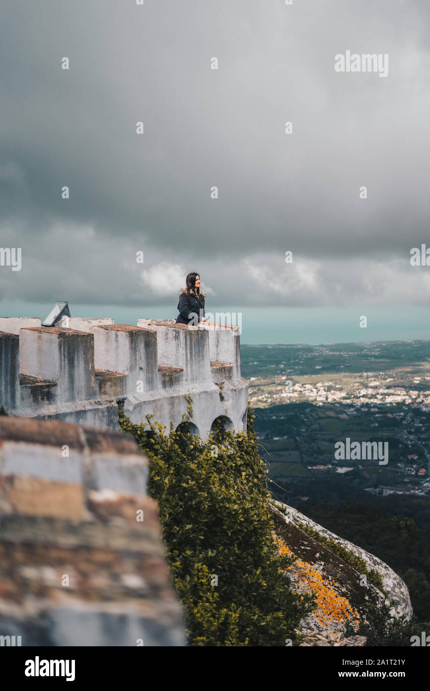 Giovane donna di contemplare il paesaggio dal Palacio da Pena di Sintra, Portogallo Foto Stock