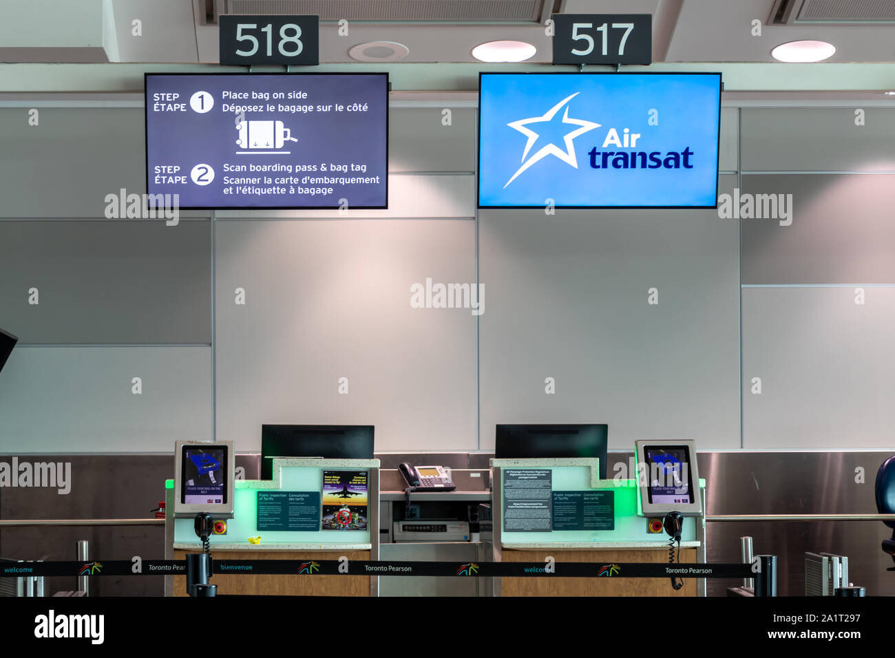 Banco check-in per la Empty Air Transat all'Aeroporto Internazionale Pearson di Toronto. Foto Stock