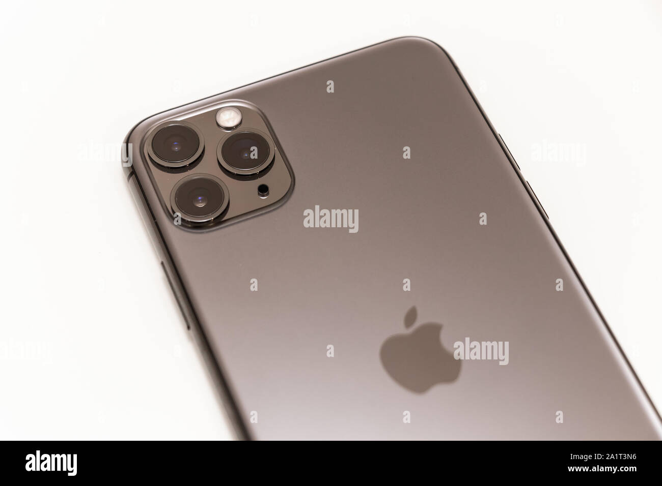 Retro del nuovo iPhone 11 Pro Max seduto su un tavolo bianco Foto stock -  Alamy