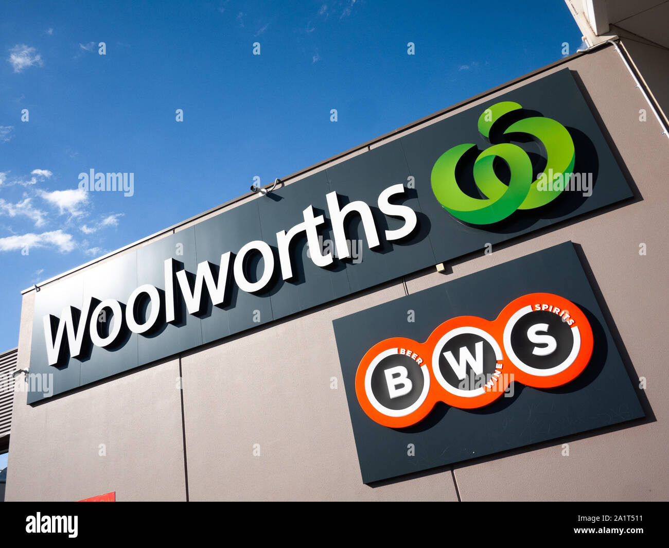 Cartello del supermercato Woolworths e BWS sull'edificio. BWS è una catena australiana di negozi di liquori di proprietà di Woolworths Limited. Melbourne, Victoria Foto Stock