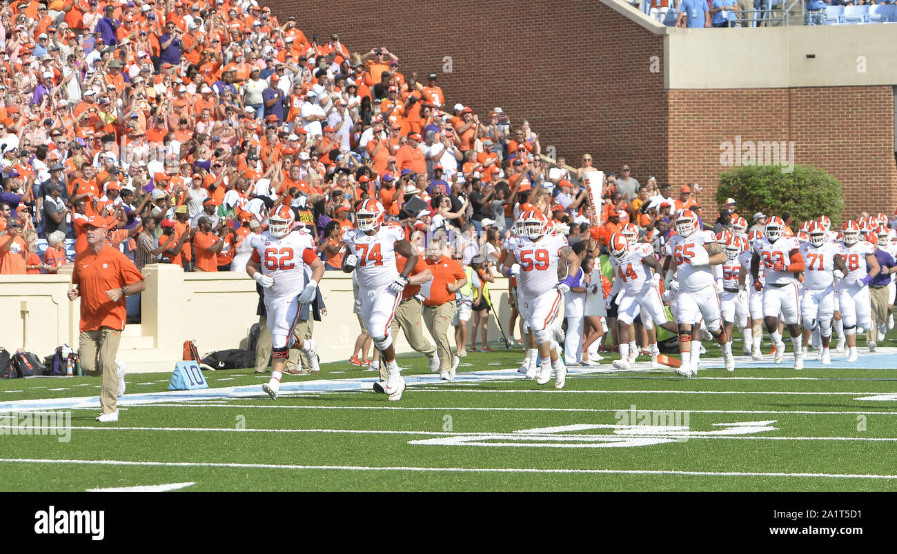 Chapel Hill, North Carolina, Stati Uniti d'America. 28 Sep, 2019. Clemson entra nel campo . Il North Carolina Tar Heels giocato la Clemson Tigers in un gioco di calcio che ha avuto luogo presso la Kenan Memorial Stadium di Chapel Hill, N.C. sabato 28 settembre, 2019. Credito: Fabian Radulescu/ZUMA filo/Alamy Live News Foto Stock