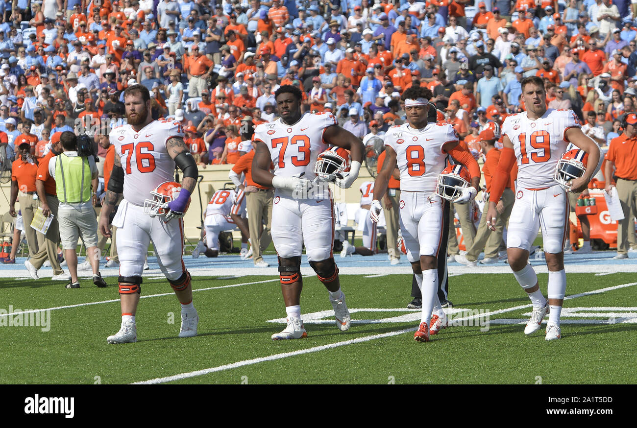 Chapel Hill, North Carolina, Stati Uniti d'America. 28 Sep, 2019. Clemson capitani a piedi per il coin toss. Il North Carolina Tar Heels giocato la Clemson Tigers in un gioco di calcio che ha avuto luogo presso la Kenan Memorial Stadium di Chapel Hill, N.C. sabato 28 settembre, 2019. Credito: Fabian Radulescu/ZUMA filo/Alamy Live News Foto Stock