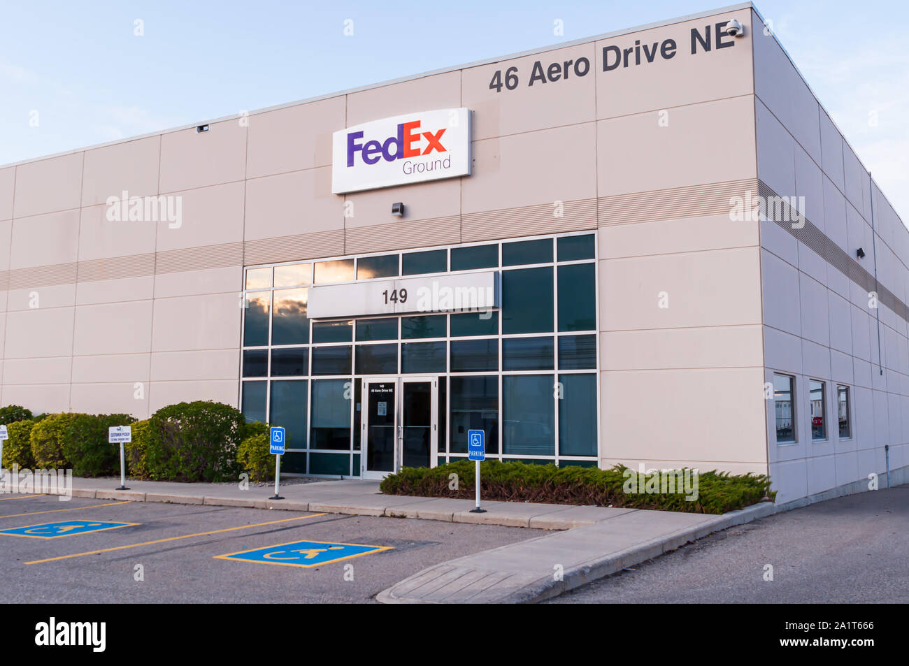 La FedEx edificio in una zona industriale della città di Calgary, Alberta, Canada Foto Stock