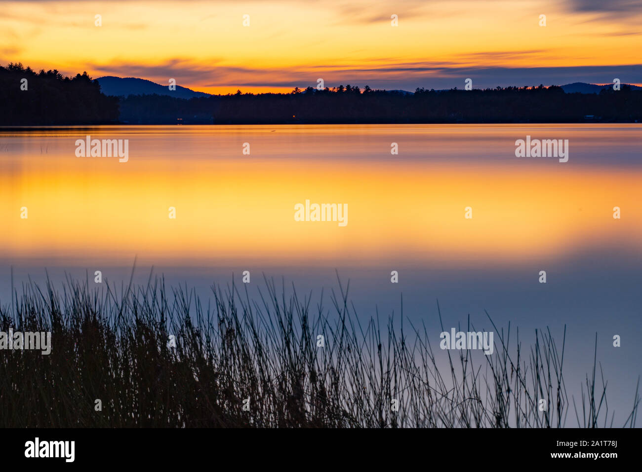 Una spettacolare esposizione a lungo il tramonto sul Lago Pleasant nelle Montagne Adirondack, NY USA Foto Stock